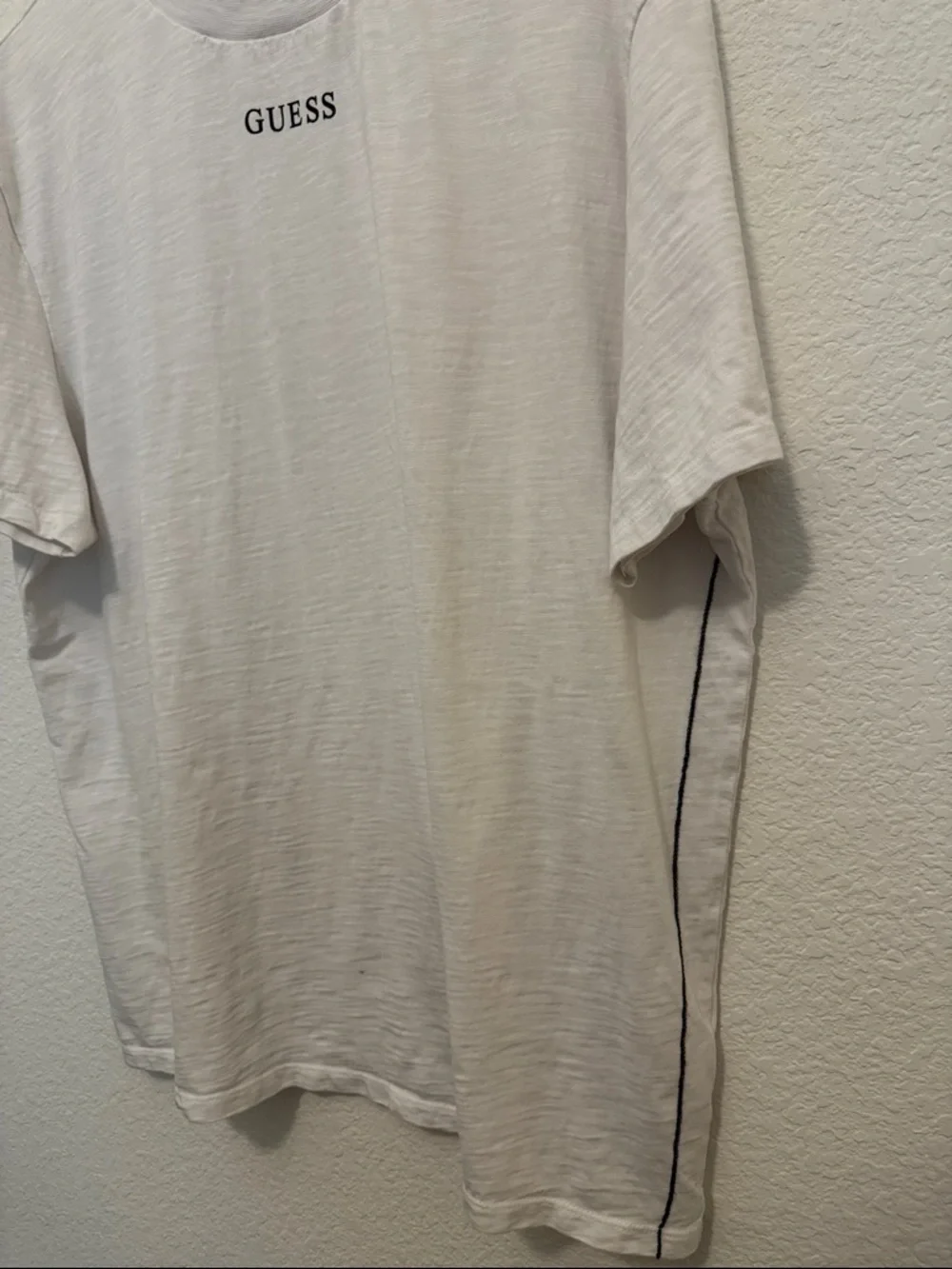 GUESS Minimalist Logo Tee - Picture 4 of 7